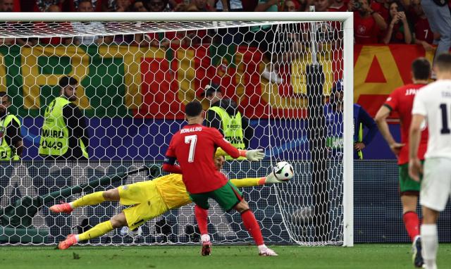 球球大作战直播-佩佩C罗险成罪人 点球大战三连扑 科斯塔一战成圣