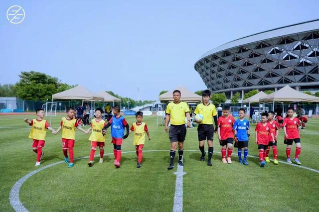 球球大作战直播-秦超｜咸阳青少年国际足球冠军赛开幕，名宿曹限东领衔助阵